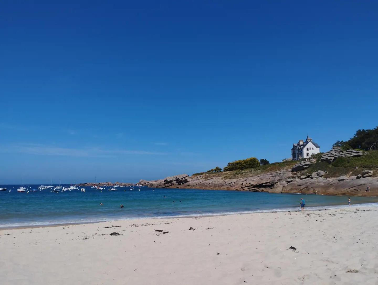 Au Coeur De La Cote De Granit Rose. *